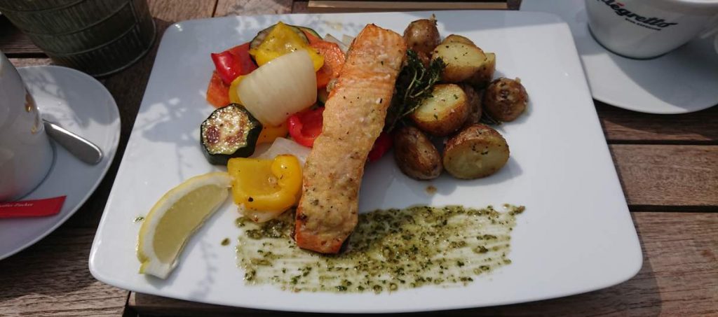 Schwedeneck - Lachs mit französischen Kartoffeln und Gemüse