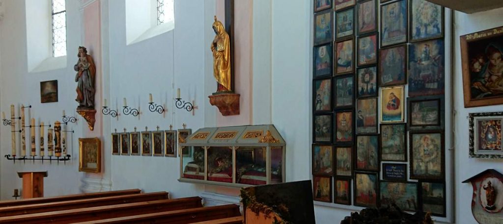 Wallfahrtskirche Seitenwand mit Bildern und St. Victor