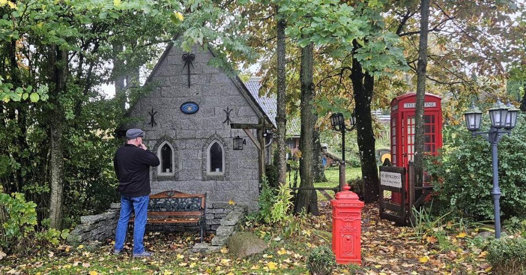 Kapelle Rückseite mit Sitzgelegenheit