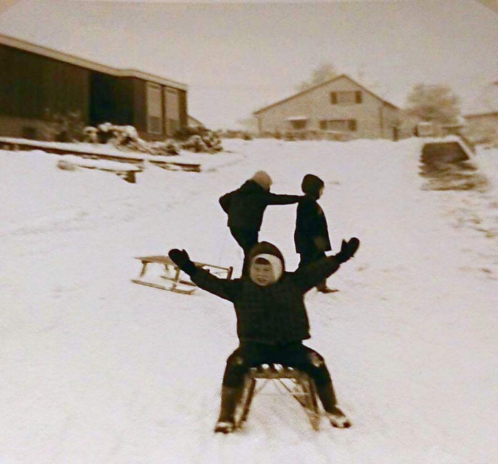 Rodeln am Berg (um 1970)