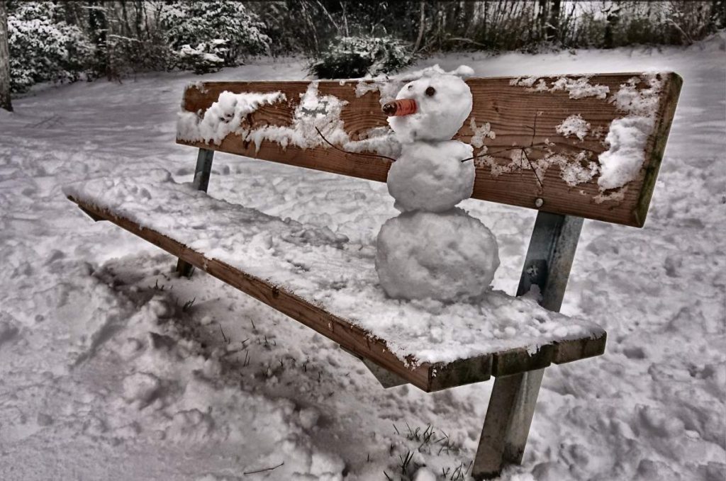 Schneemann auf der Parkbank