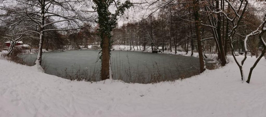 Lindlarer Winterwonderland: Teich im Freizeitpark