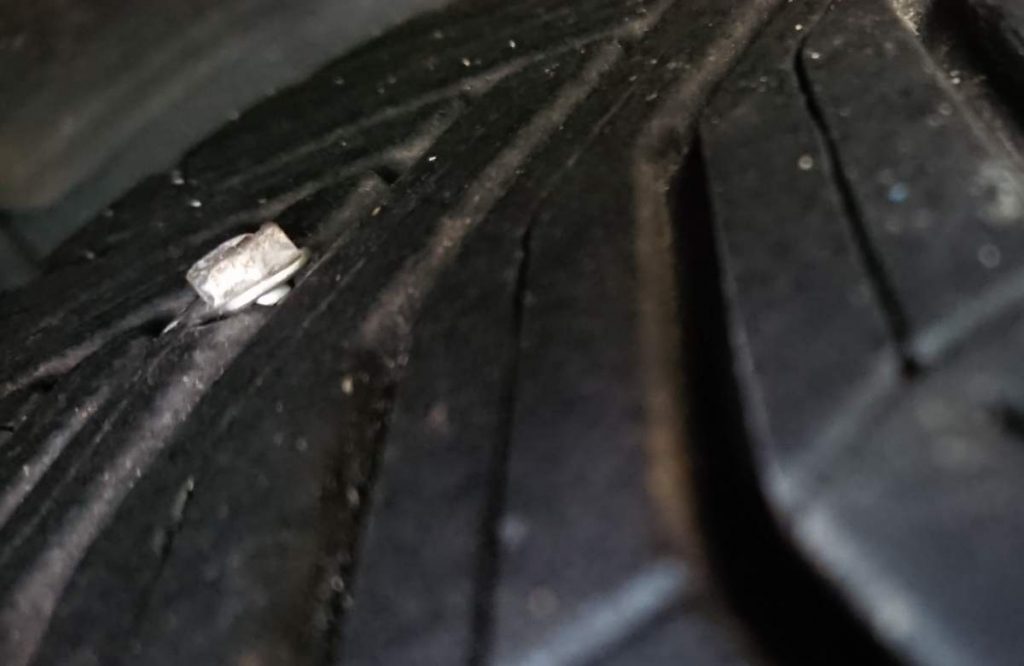 Reifen außen mit Schraube in Lauffläche