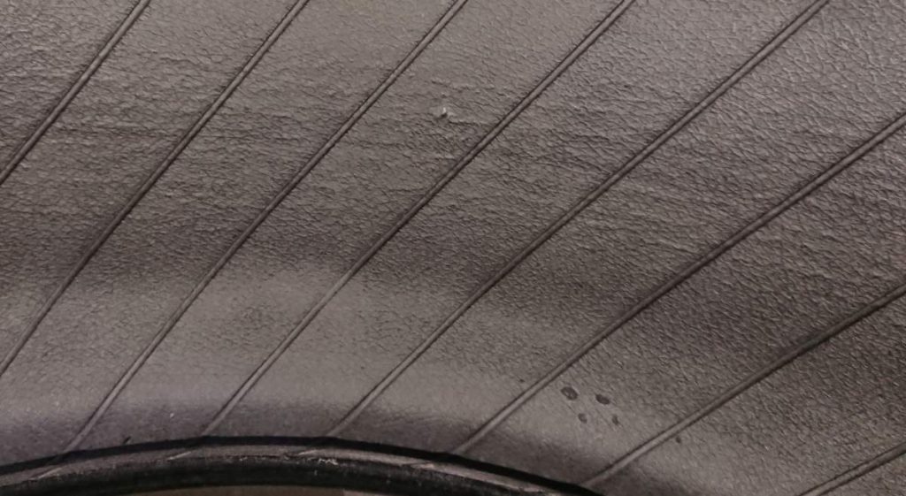 Reifen innen mit Schraubenspitze