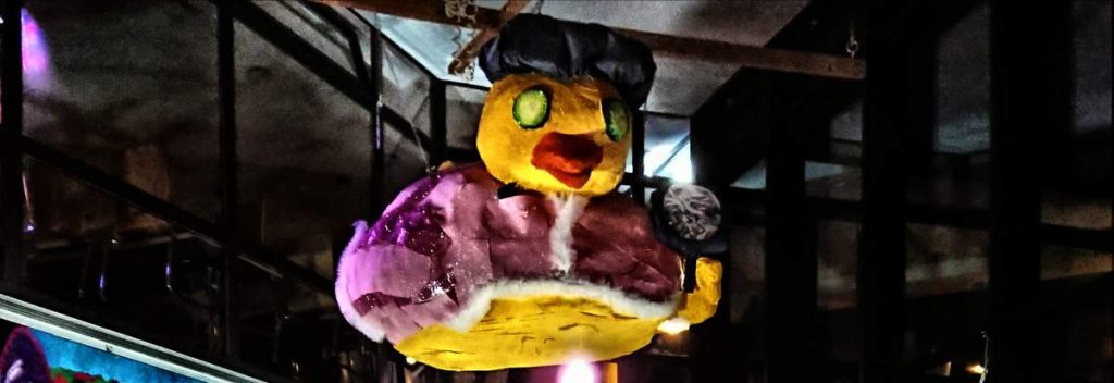 Damoklesente über der Bühne