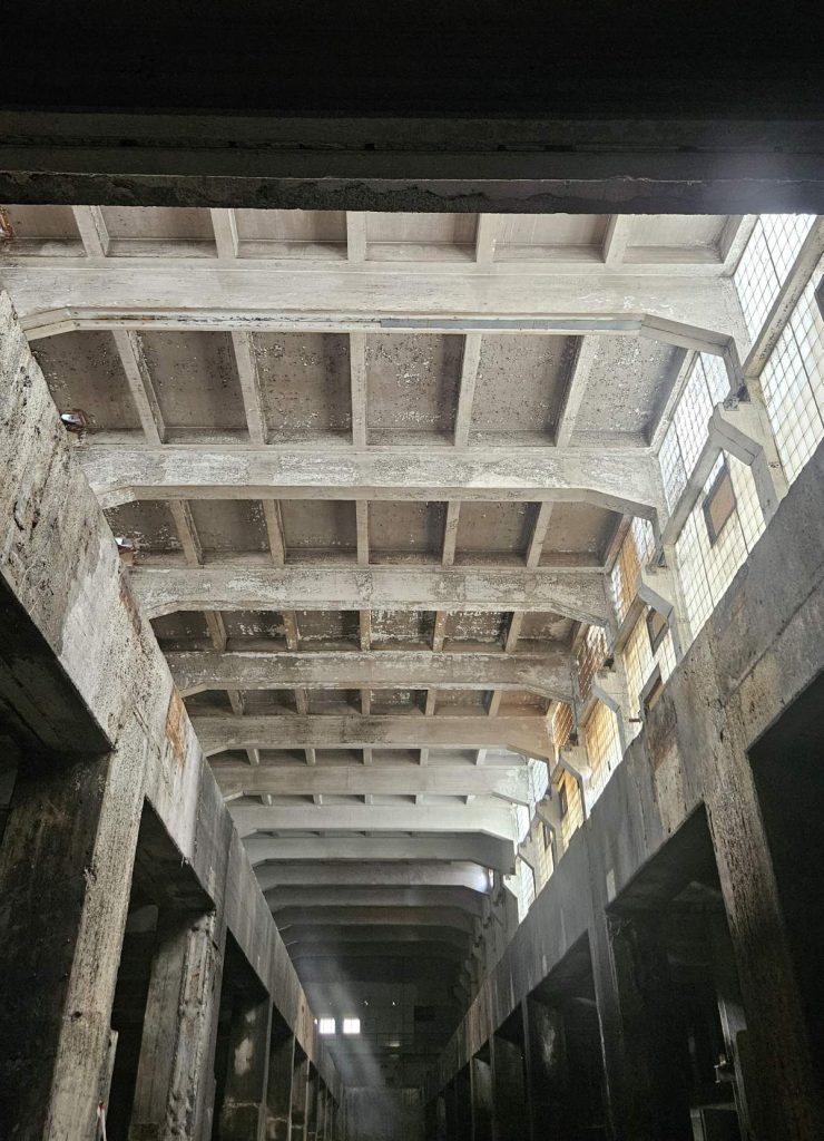 Deckendurchbruch und Stahlbetondecke