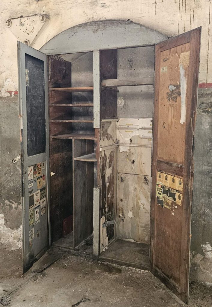 Der Schrank