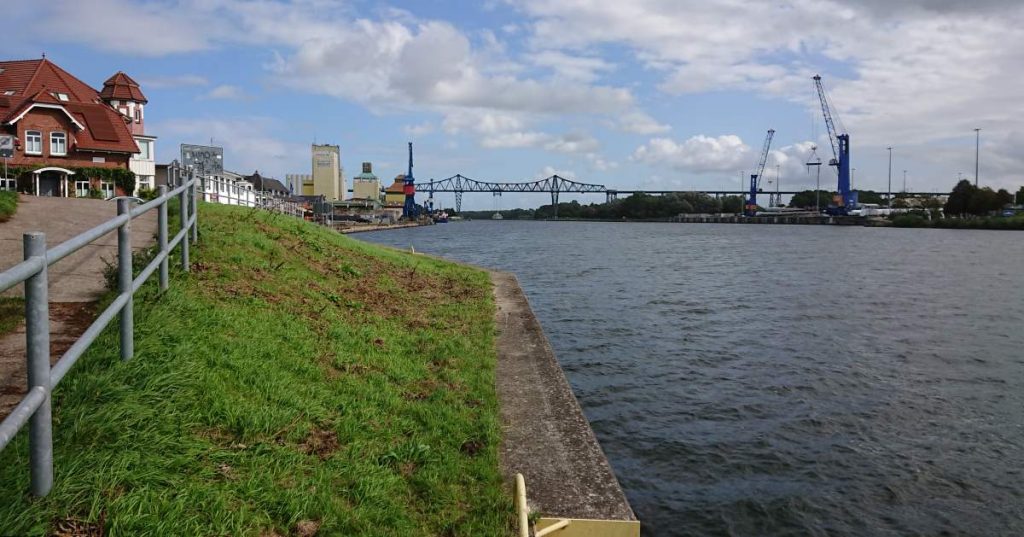 Schwebefährenblick am Kanal